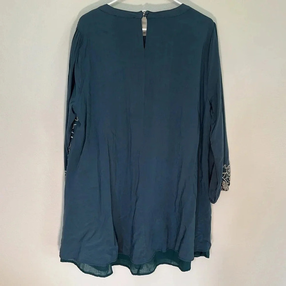 Andree by Unit tunic women size 2x green with embroidery in a cream color - Picture 2 of 10
